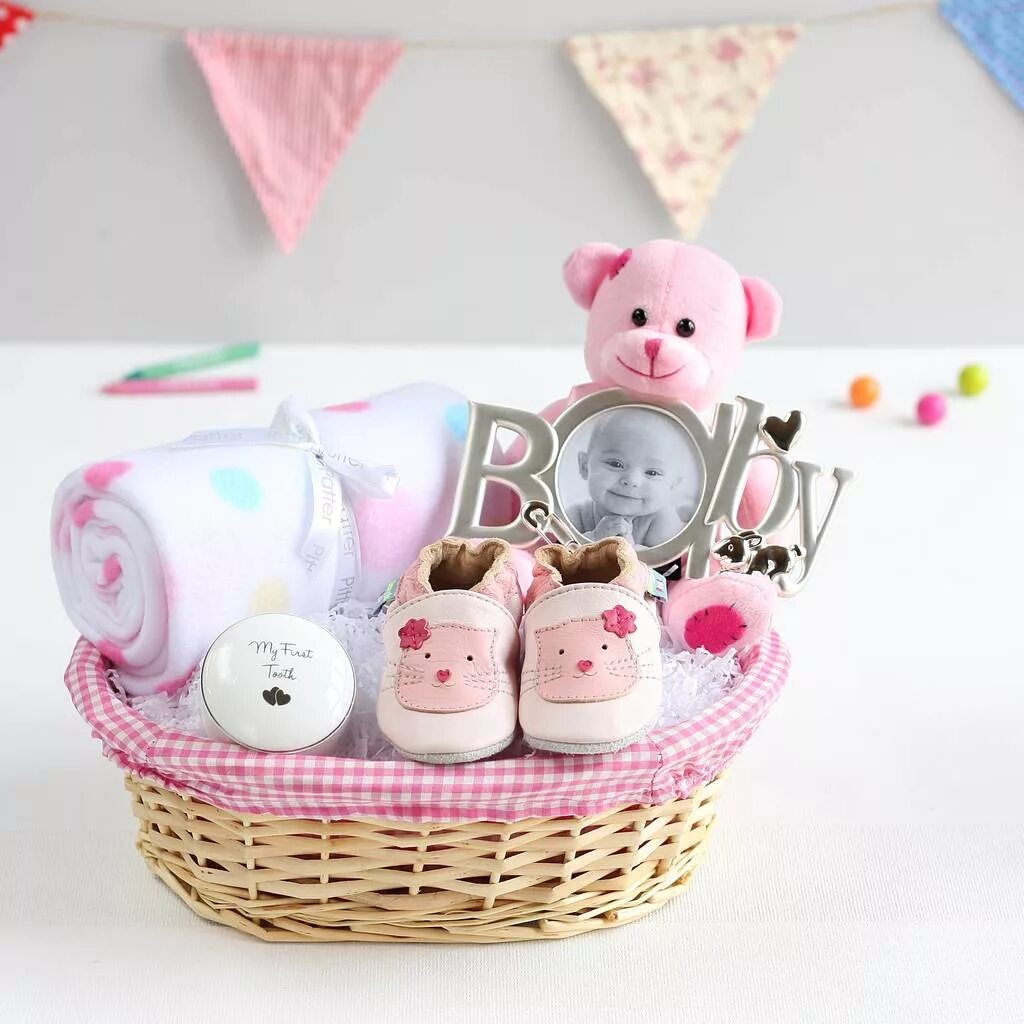 Подарки для новорожденных. Подарок новорождённой девочке. Оригинальный подарок на рождение малыша. Подарок новорожденному мальчику. Шикарные подарки для новорожденных.