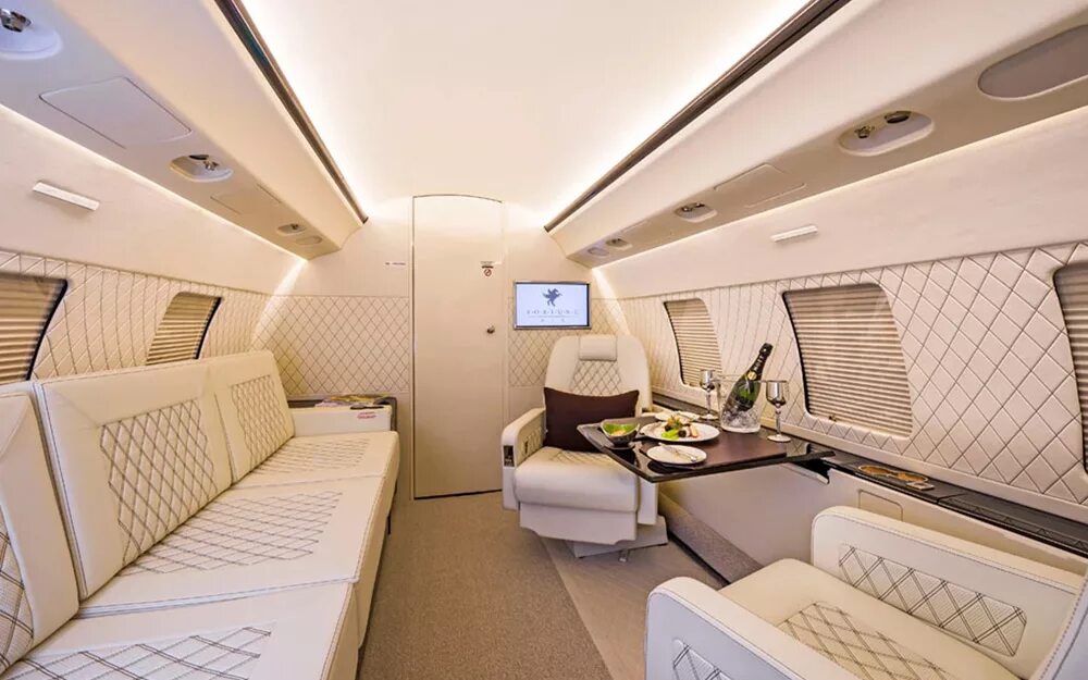 Global express. Bombardier global xrs. bombardier global express xrs интерьер. bombardier global 5000. bombardier global express 5000 салон.