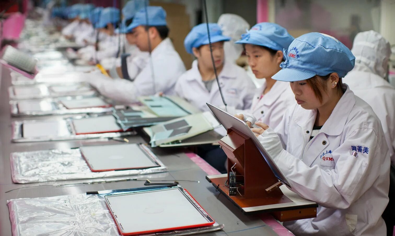 Завод Apple в Китае. Китайские предприятия. Завод Foxconn в Китае. Китайские работники. Производители электроники тайвань