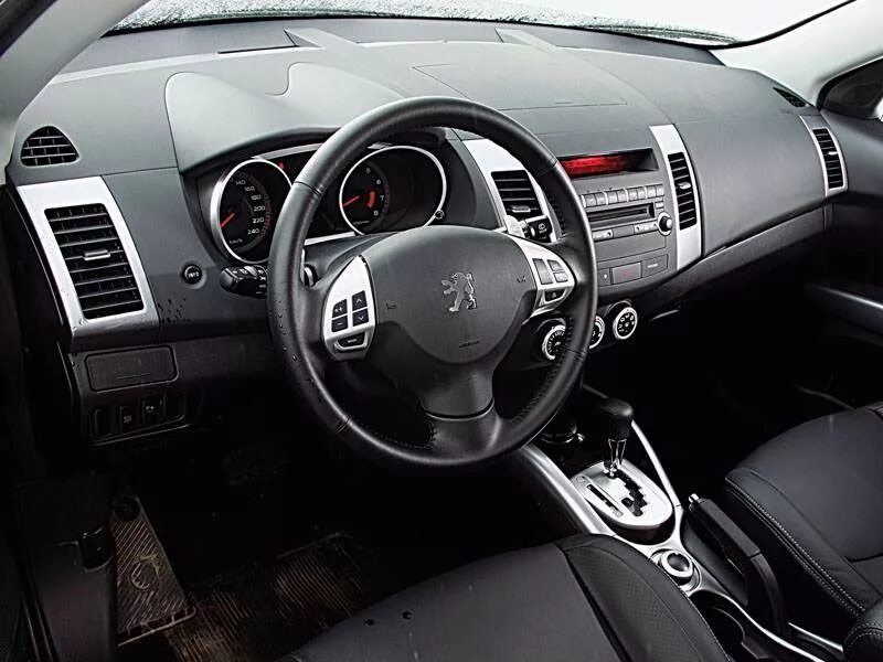 Peugeot mitsubishi. Peugeot 4007 салон. Салон 4007 Пежо 4007. Peugeot 4007 и Митсубиси Аутлендер. Пежо 4007 салон.