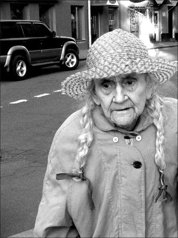 Шляпа старушки. Старушка с косичками. Бабушка с косичками. Бабака с косичками. Старушка с косами.