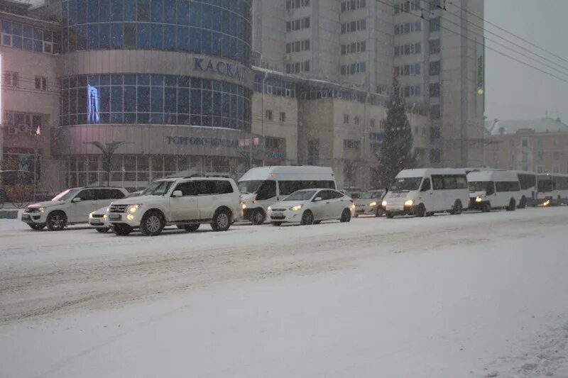 Область в омске сегодня. Снегопад в омске. омск снег на дорогах. погода в омске. снегопад омск фото.