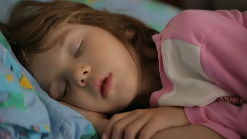 Пока дочка спала ее. Спящие домашнее. Дочка уснула. Пока дочка спала ее. Sleeping with my daughter.