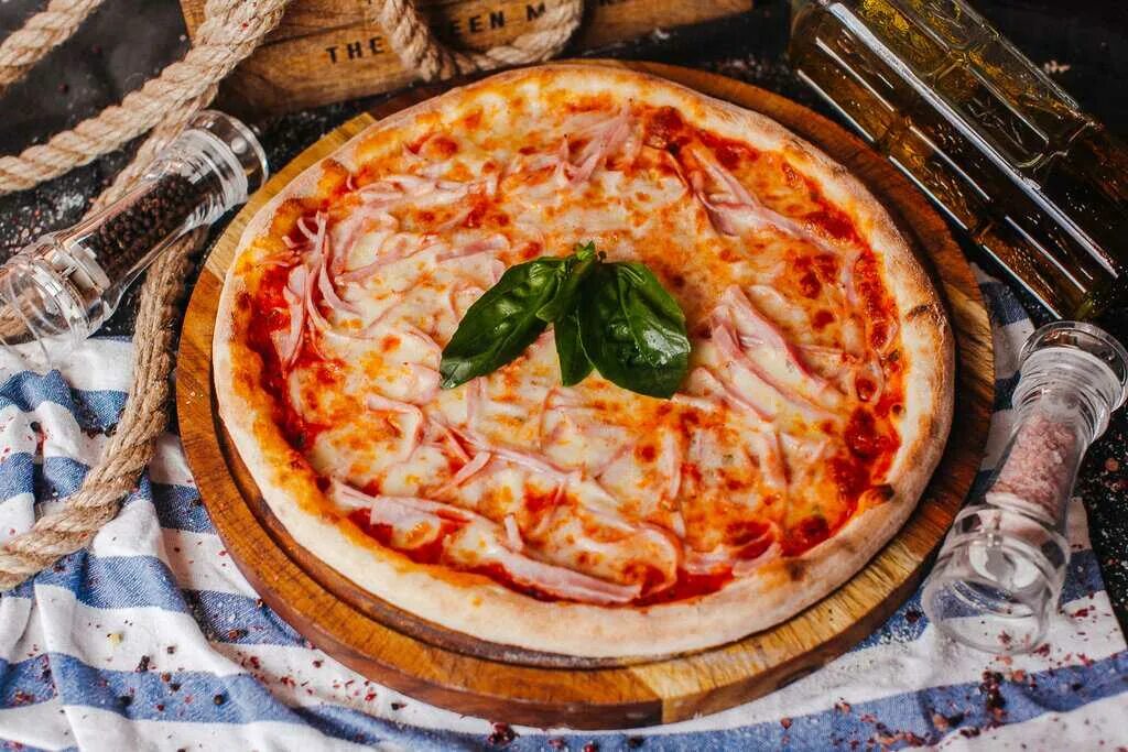 Домашняя пицца без колбасы. Пицца с салями и моцареллой. Пицца с колбасой. Пицца с моцареллой и колбасой. Пицца с колбасой и сыром.