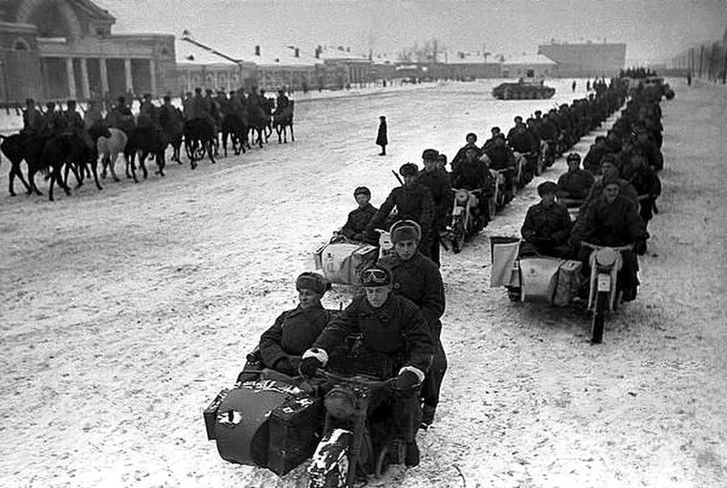 Парад 1941г. Парад 7 ноября 1941. Парад 1941 года на красной площади. Парад 7 ноября 1941 года в Москве на красной площади. Парад на красной площади 7 ноября 1941 года.