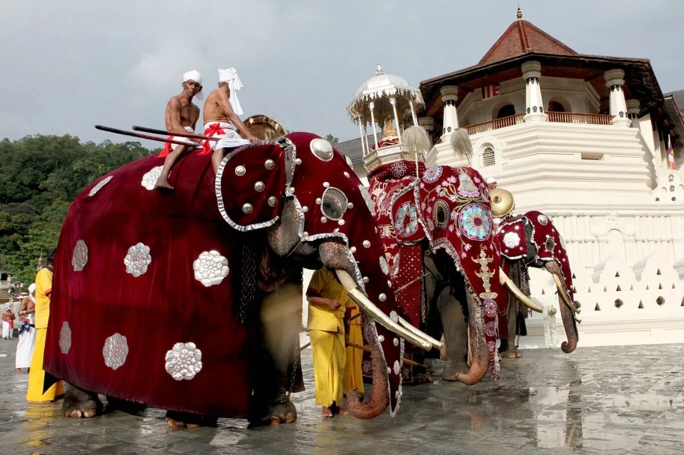 Новый год на шри ланке 2024. Дуруту Перахера. Шри Ланка праздник Перахера. Фестиваль Катарагама Шри Ланка. Храм зуба Будды Шри Ланка.