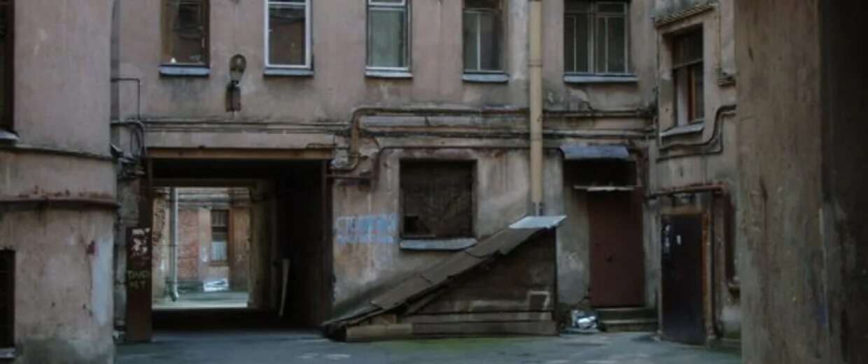 Мощение - гранитная брекчия. Дворы москвы 90-х. Виды лица. Красивый двор. Эксплуатируемая кровля парковки.