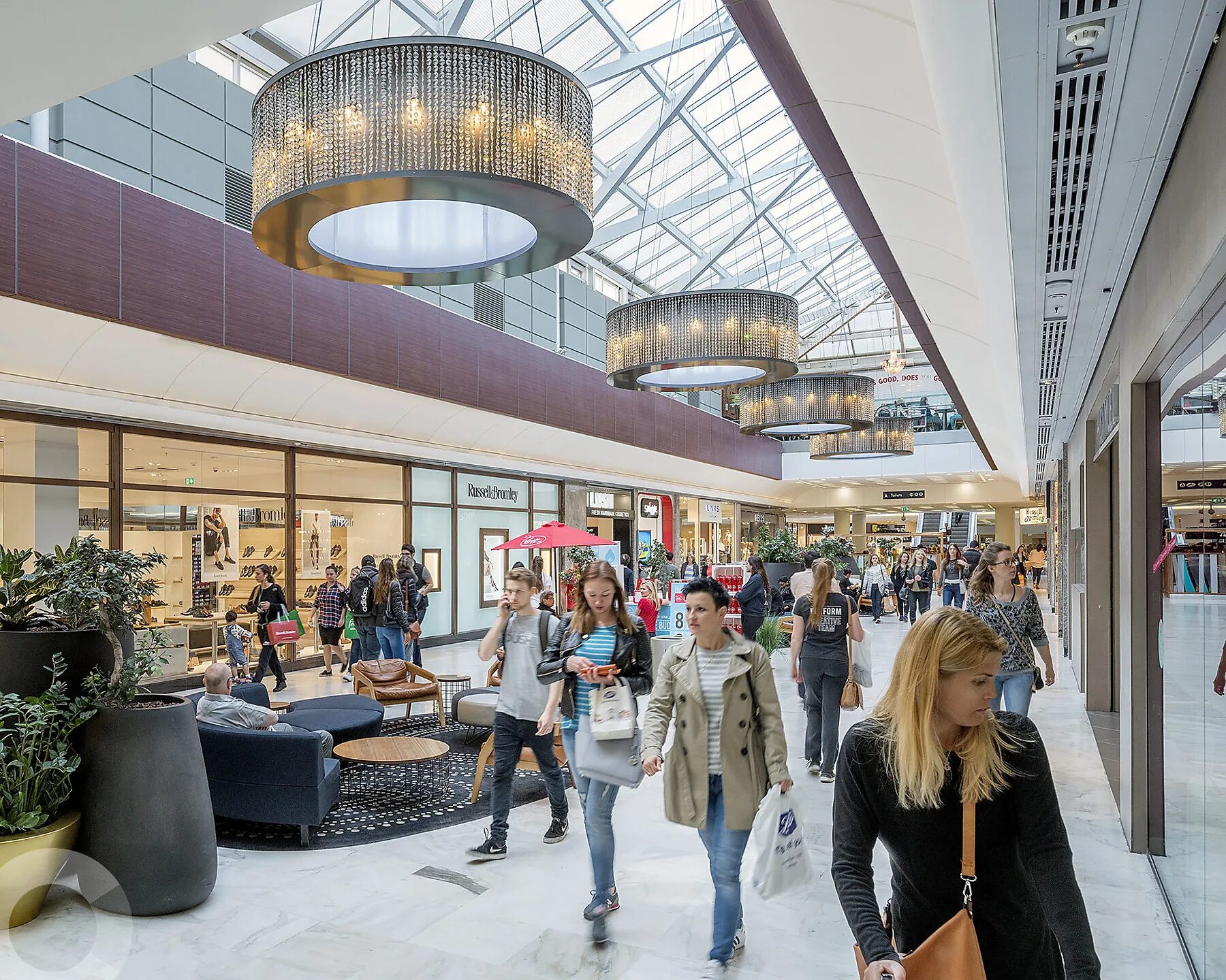 A lot mall. Торговый центр интерьер. A lot mall. Посетители торгового центра. Тц дубай молл.