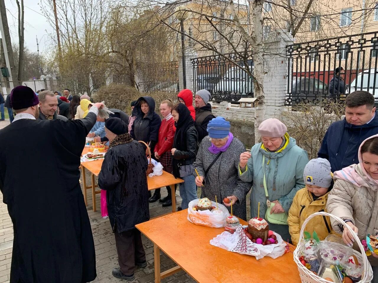 Какая сегодня пасха. Освящение куличей. Великая суббота освящение куличей. Освящение куличей на Пасху. Пасха храм.