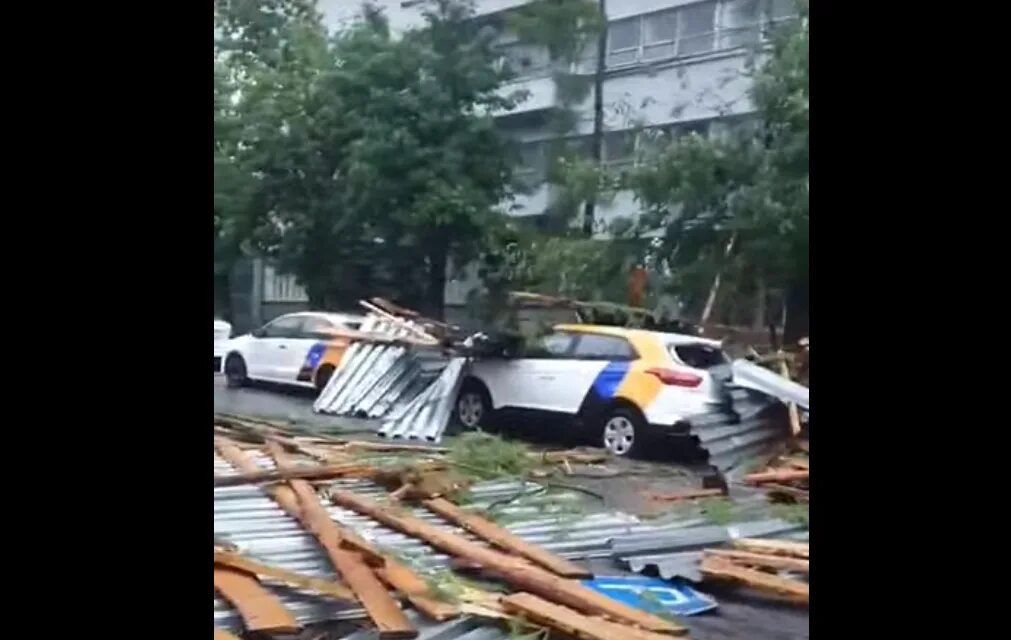 Ураган в москве вчера. Смерч в Москве 28 июня 2021. Ураган 2017 года в Москве. Ураган в Москве 2021. 21 Июня 1998 ураган в Москве.