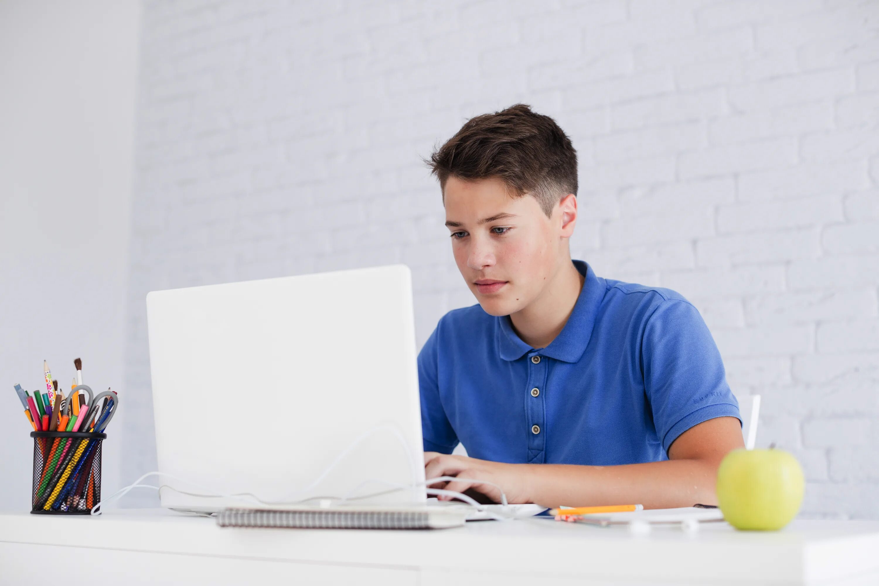 He a student now. Подросток с ноутбуком. Ученик с ноутбуком. Подросток за компьютером. Подросток сидит за ноутбуком.