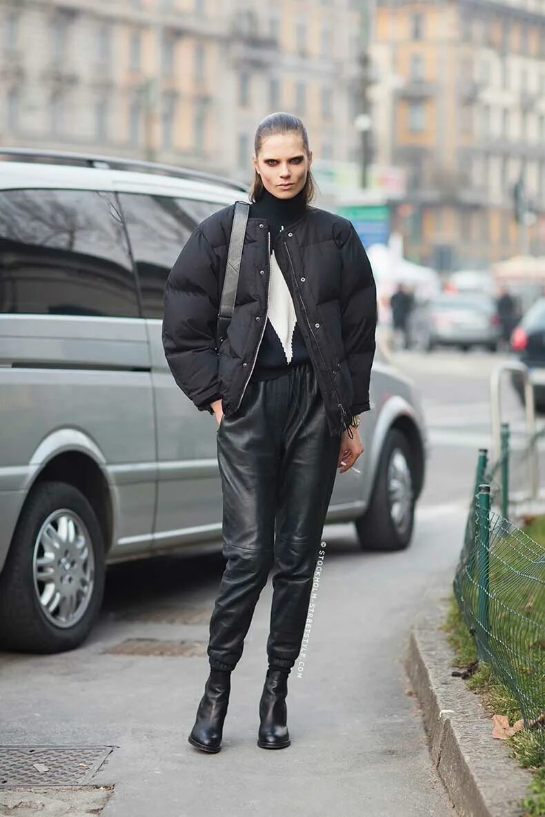 Штаны с короткой курткой. Куртка с лосинами. Кожанка с брюками женская. Белые джинсы осенью. Женские кожаные пуховики штаны.