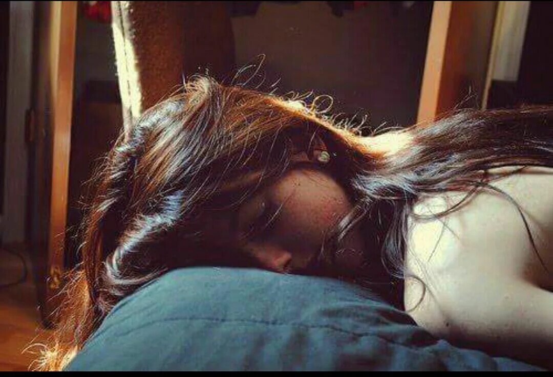 Сонное лицо девушки. Спящие длинные волосы