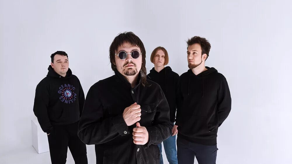 Интеллигенции слушать. Мужчина в костюме с бокалом. Человек с сигарой. Интеллигенции слушать. Интеллигенции слушать.