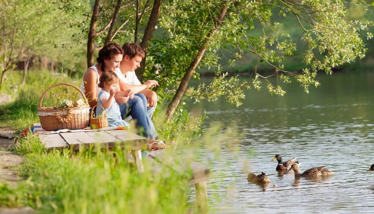 Люди отдыхают на природе. Счастливые люди на природе. Выходные на природе. Прогулка на природе.