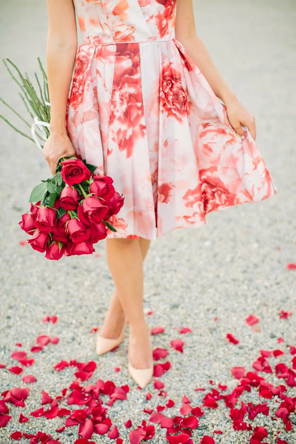 Платья на счастье надела. Розовое платье с розами. Платье с розами женское. Платье с цветами розовое.