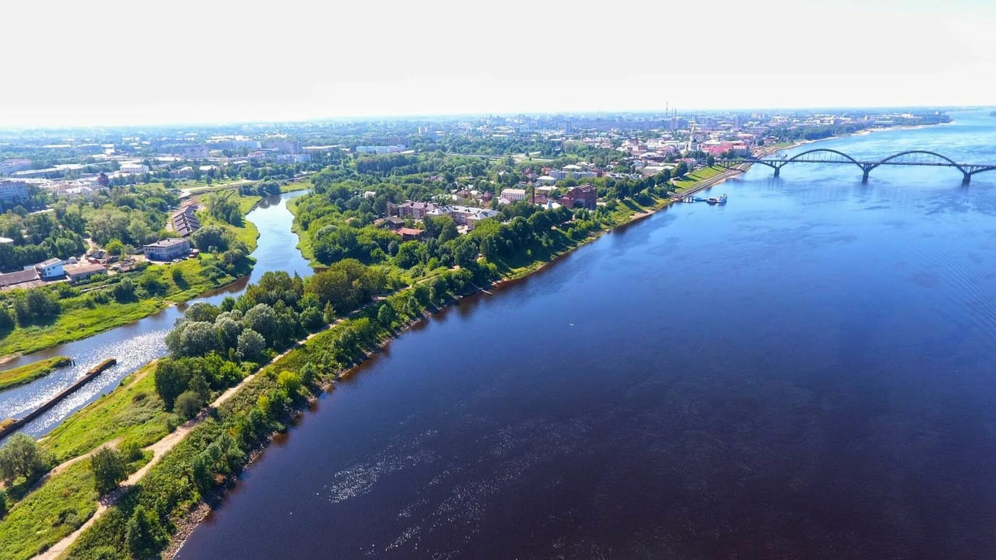 Река Волга Рыбинск. Стрелка Рыбинск. Река Великая Ярославль. Рыбинск стрелка Волга. Левый берег рыбинск