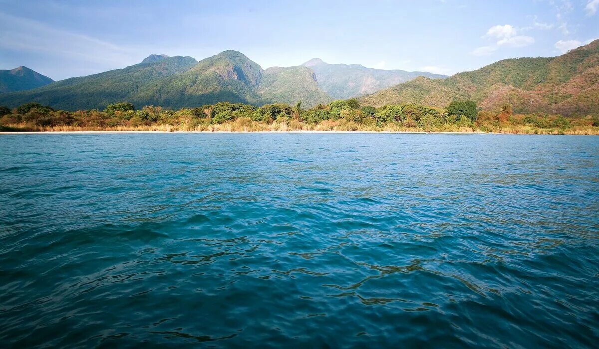 Длинное озеро африки. Озеро Танганьика. Бурунди Танганьика. Африканское озеро Танганьика. Озеро Ньяса в Африке.