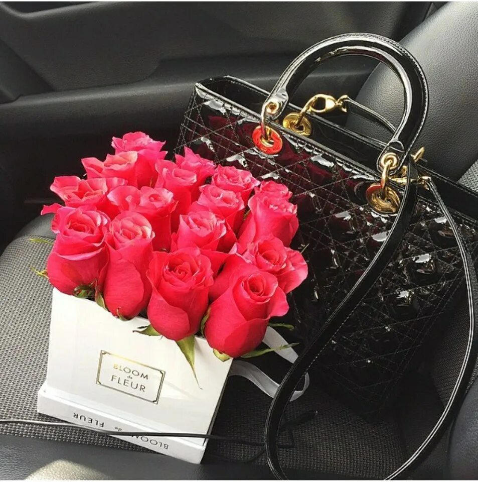 Купить диор букет. Роскошные подарки для женщин. Дорогие подарки для женщин. Красивые розы с сумочкой. Шикарный подарок девушке.