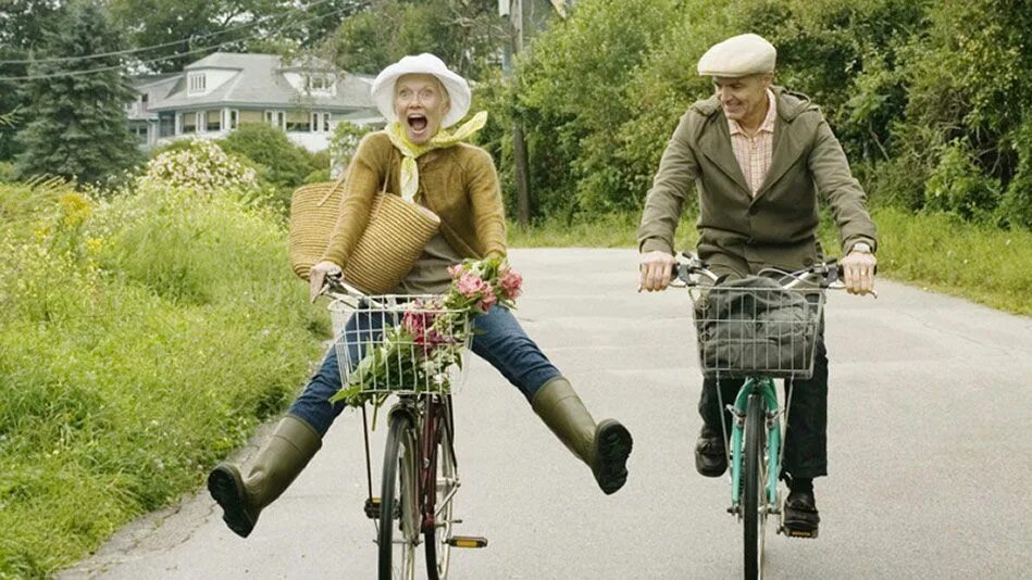 Веселые пожилые люди. Веселые старики. Старик на велосипеде. Бабуся на велосипеде.