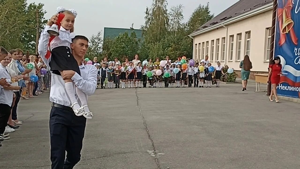 с 1 сентября одиннадцатикласснику. торжественная линейка в школе. 50 лет 1 сентября. школа 1 раменское. фотосессия первое сентября.