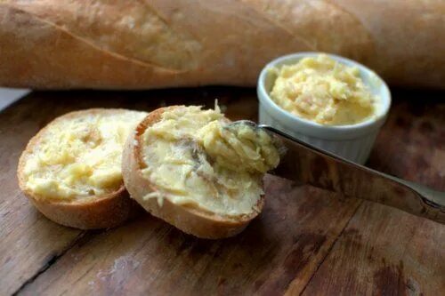 Сливочное масло с сыром и чесноком