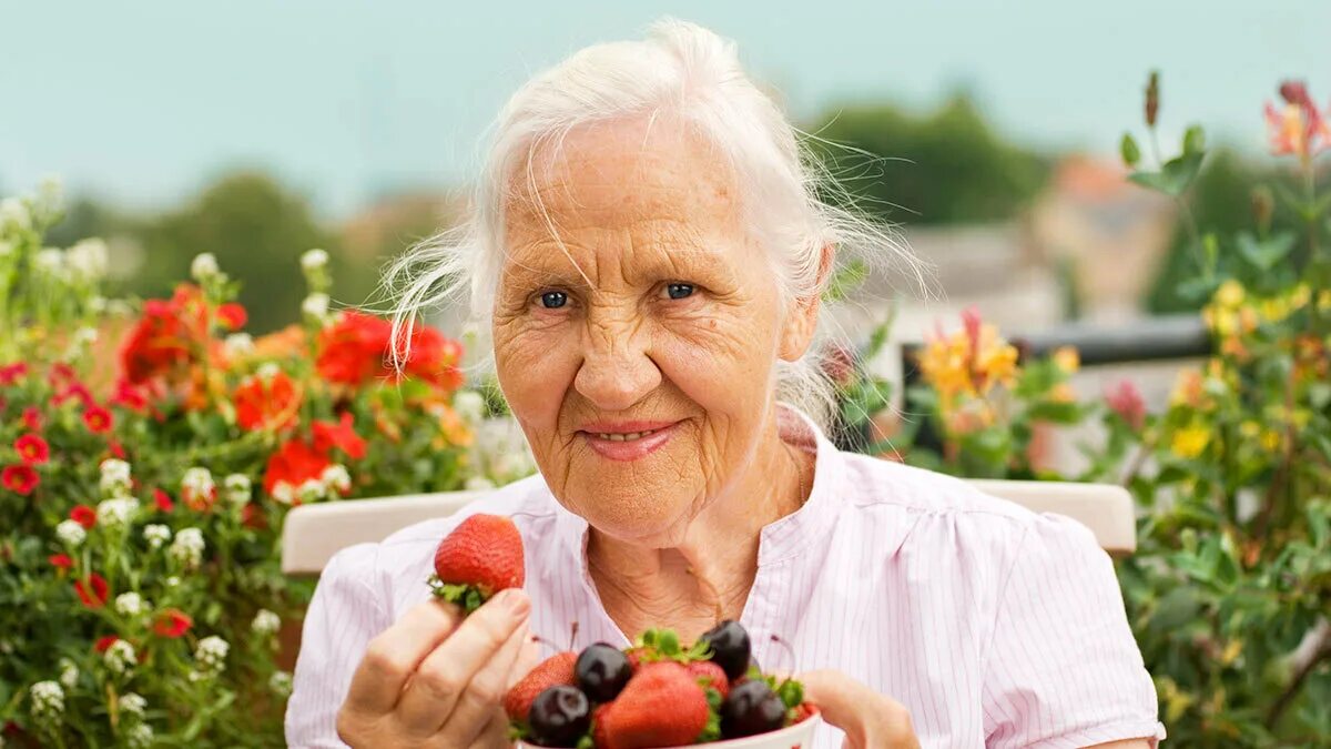 Надолго молоды. Пожилая женщина с фруктами. Пожилые ягодки. Кокетливая женщина пожилая с клубникой. Растения молодости и долголетия.