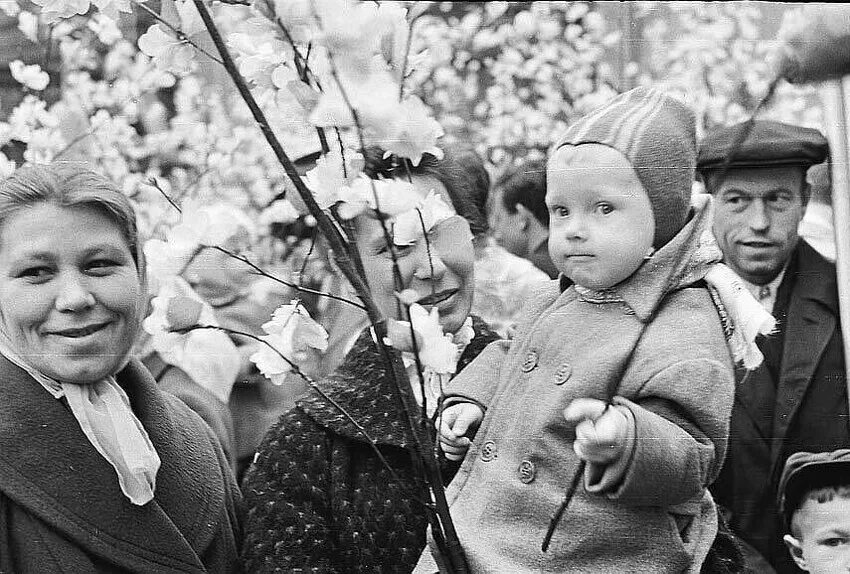 1 мая 1998. Детство Первомай СССР. Советские дети на демонстрации. Первомайская демонстрация в СССР.