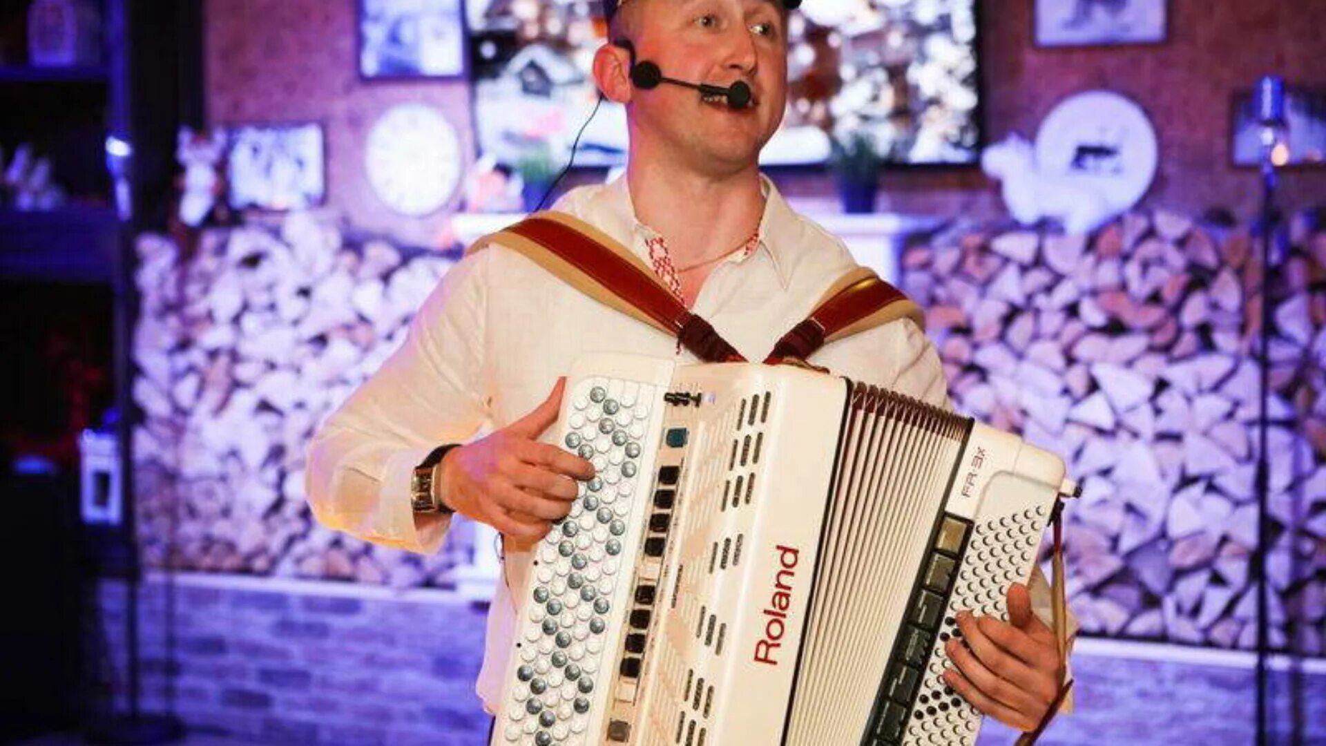 Музыканты баянисты. Косов юрий николаевич астрахань музыкант, баянист 70 лет. Владимир ушаков аккордеонист виртуоз. Баянист певец бехер. Музыканты баянисты.