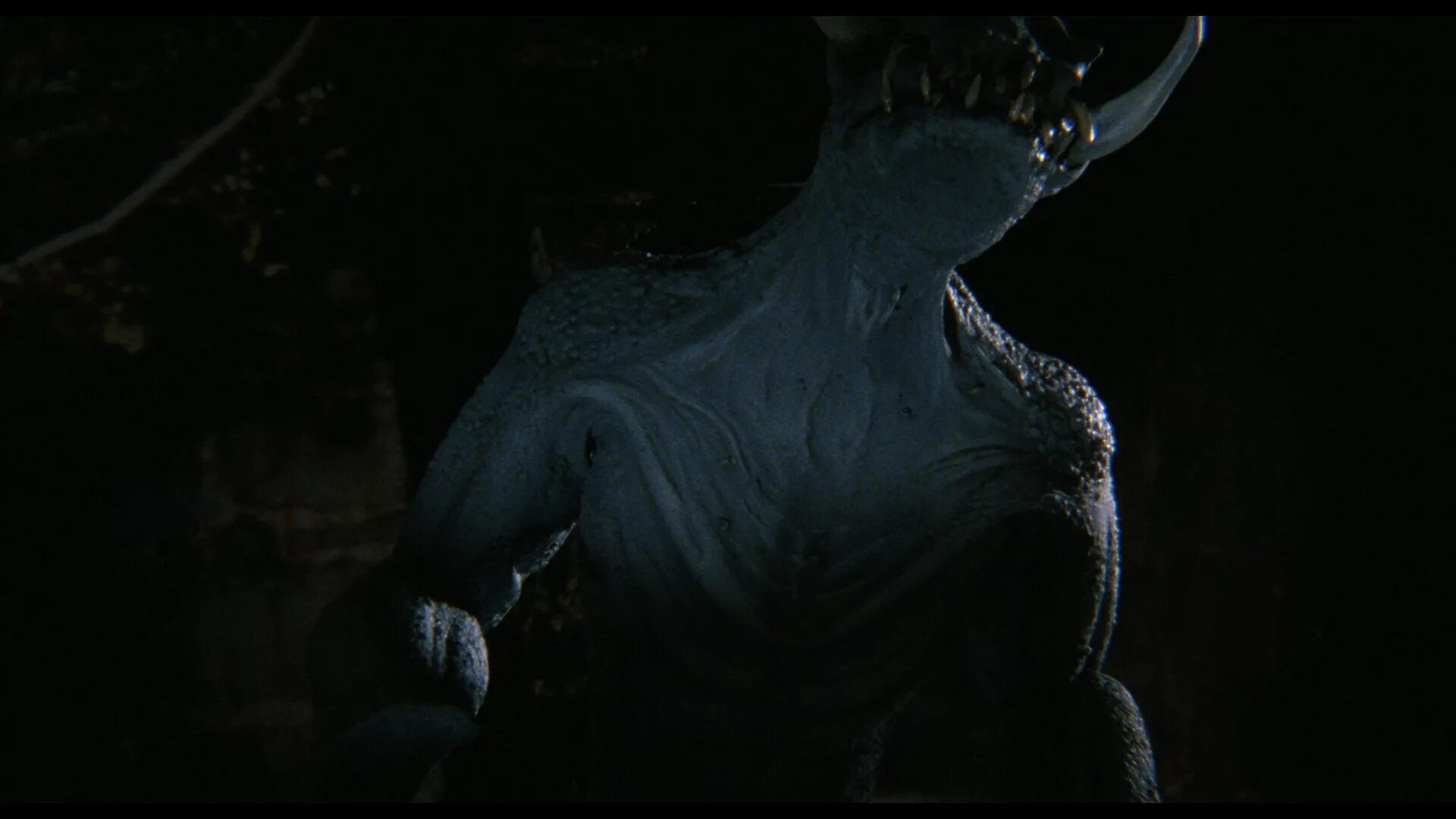 Нападение члена мутанта из космоса. Мутанты (1997, реж. Г.дель Торо).