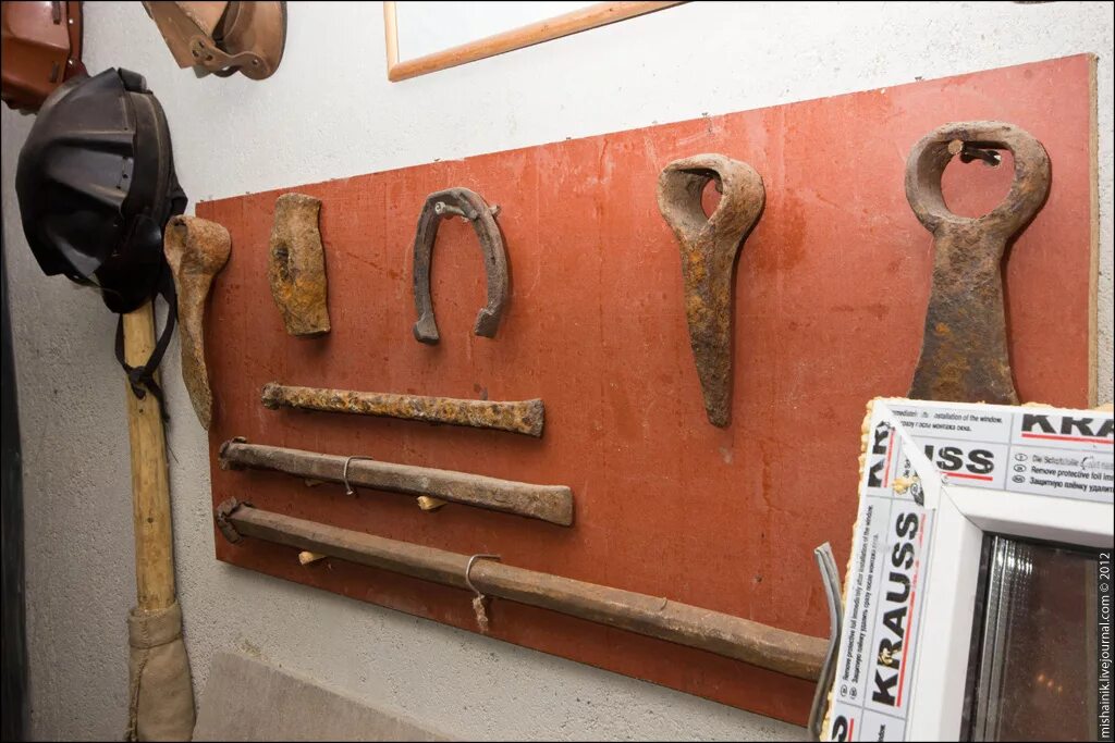 Инструменты шахтера. Инструменты шахтера. Шахтерский инвентарь. Шахтер с киркой. Ручные орудия труда.