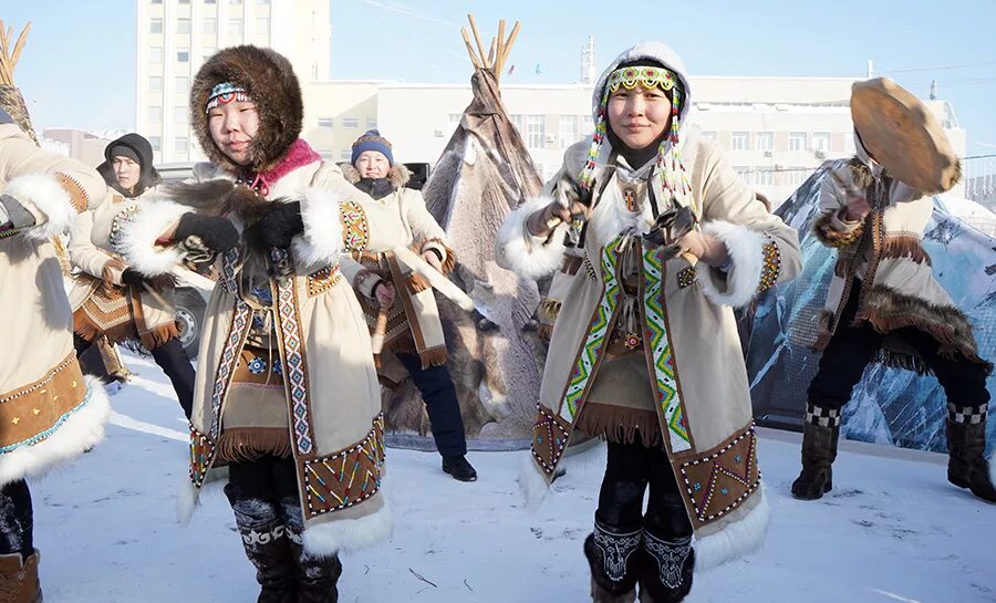 Дружба народов якутии. Ансамбль Якутия народы севера. Праздник встречи солнца у народов севера. Эвенкийский ансамбль Биракан. Праздники народов Арктики.