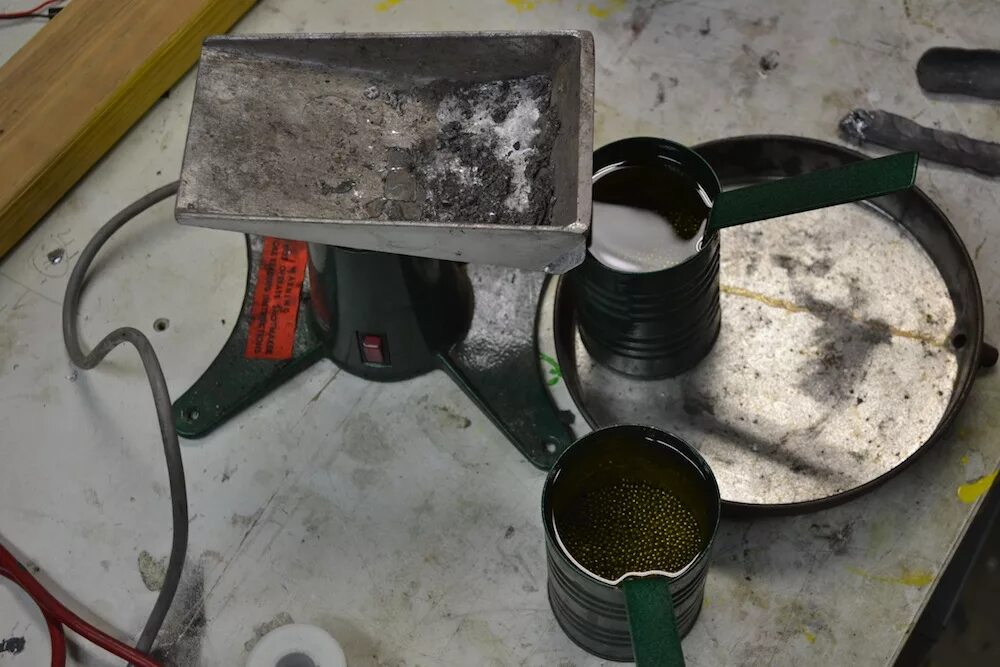 Дырчатые коробки для распыления. Литье дроби. Изготовление дроби в домашних условиях. Дроболейка shotmaker. Литье дроби в консервной банке.