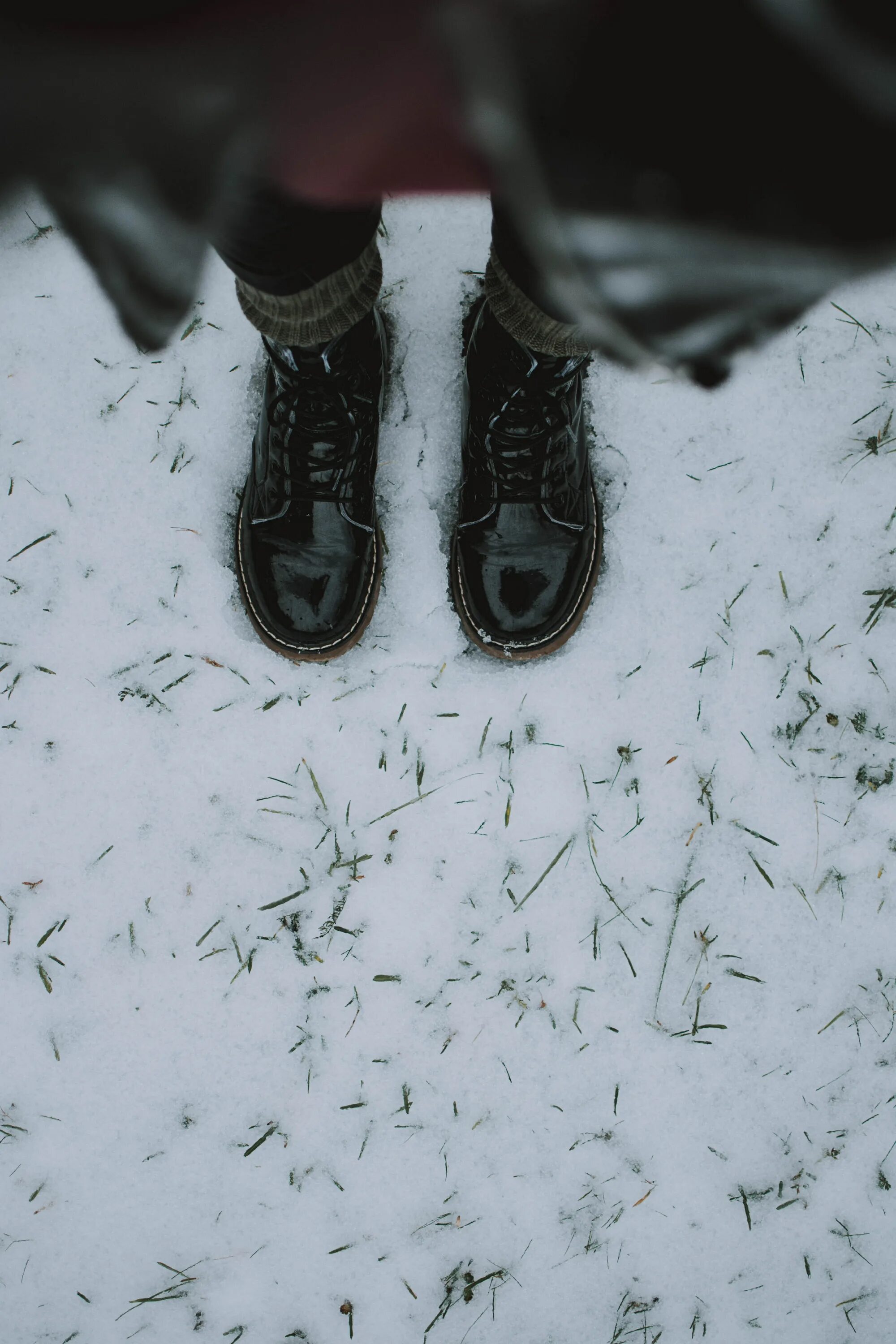 Ноги снежок. Ботинки в снегу. Ноги в снегу. Снег под ногами. Зимняя обувь на снегу.