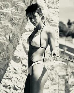 Девушка Торрейры в белом платье без бюстгальтера стала главной звездой на п...