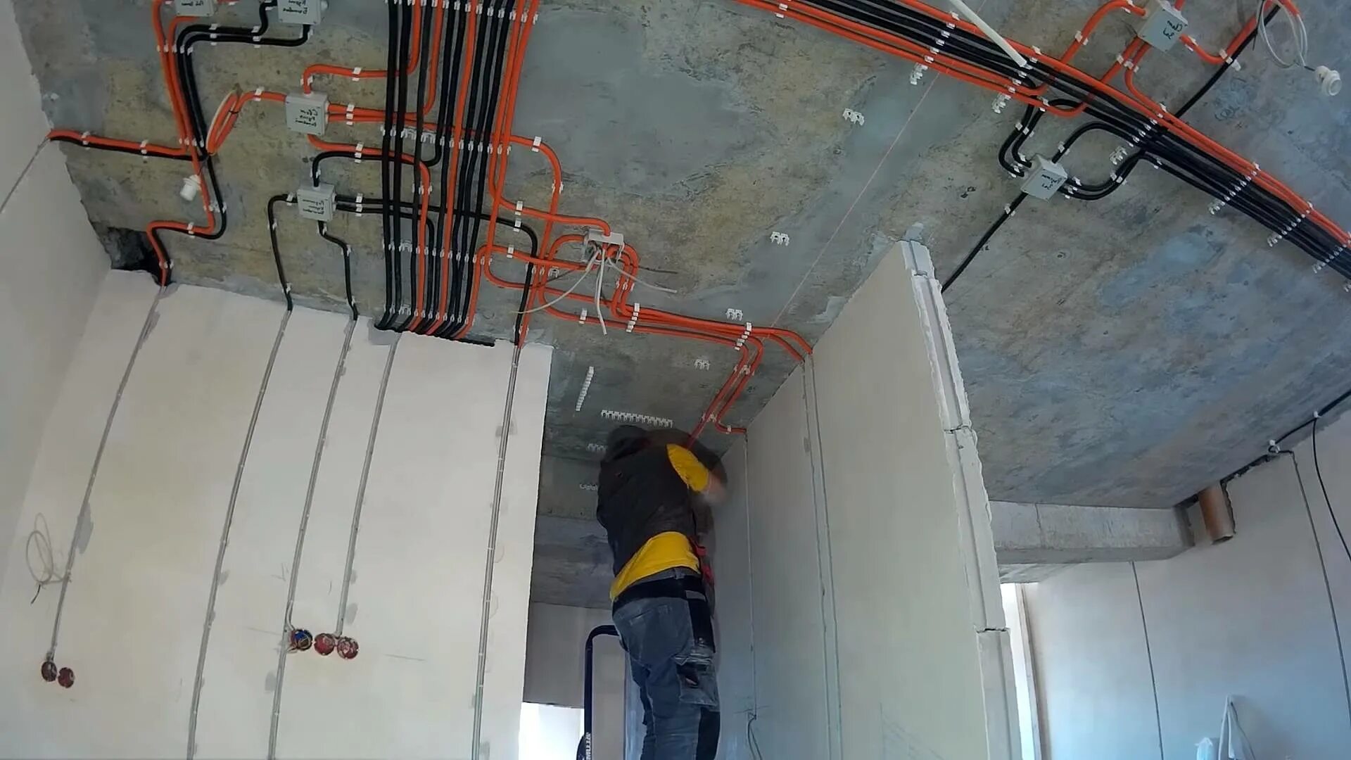 Электропроводка в квартире. Укладка кабеля на потолке. Монтаж электропроводки в квартире. Электрика в квартире. Электрик выполнить работы