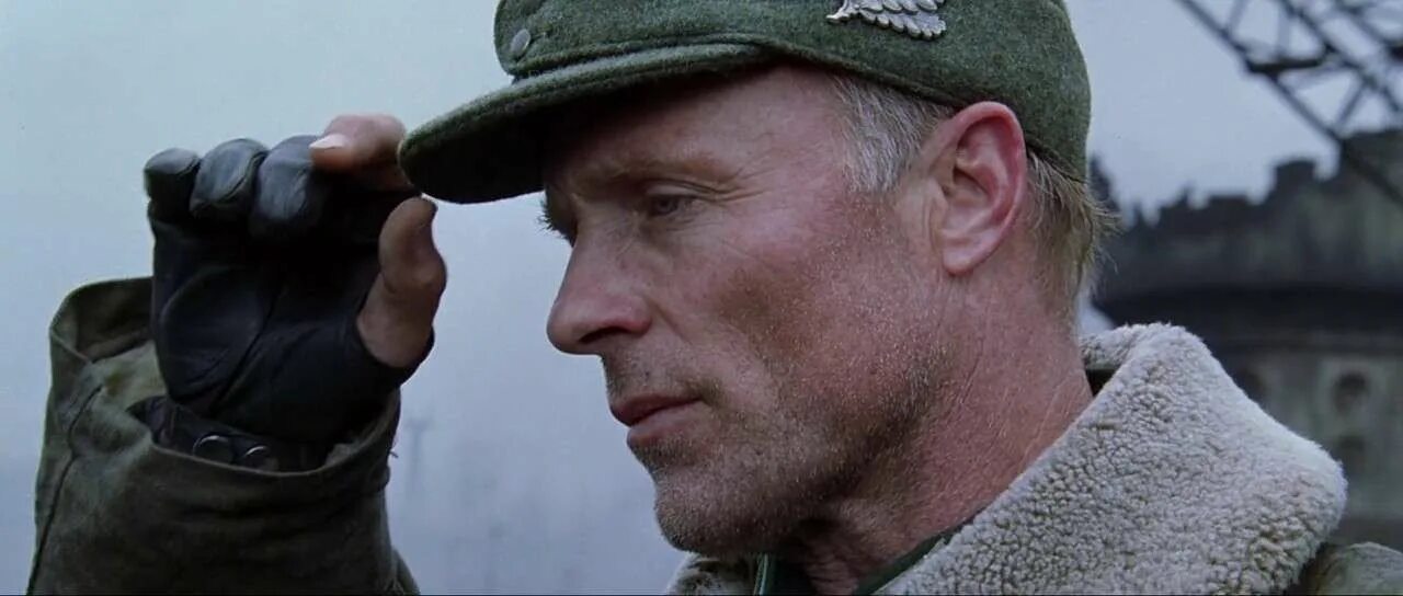 The enemy came. Эд Харрис враг у ворот. Эд Харрис майор Кёниг. Эд Харрис 2001. Майор Кениг враг у ворот.