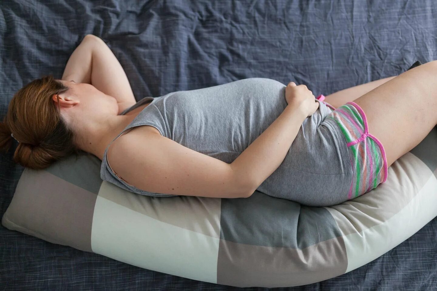 Спать на спине или на животе. Подушка для сна на животе. Подушка для сна на спине. Спать на спине при беременности. Подушка чтобы спать на спине.