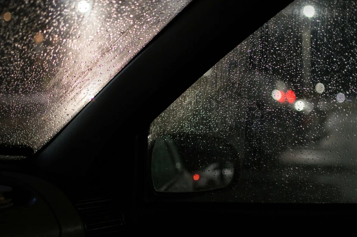 Дождь из окна машины. Ночной дождь из окна машины. Дождь из окна машины ночью. Дождь с окна машины ночью.