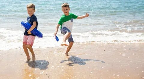 Children go to the beach
