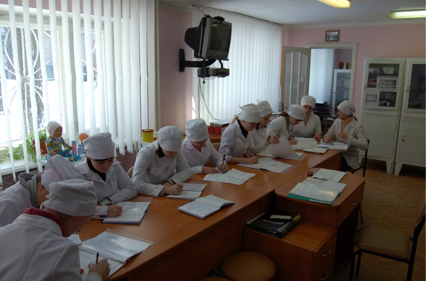 Донецкий медицинский колледж. Дбмк донецк медицинский колледж. медицинский колледж кыштым. кабинет в медицинском колледже. учебный кабинет в мед колледже.