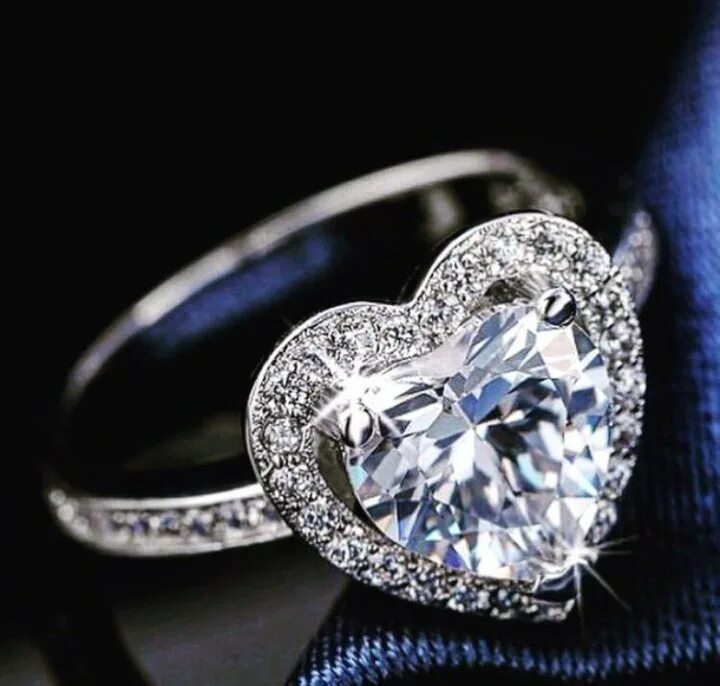 Кольцо пандора s925 с сердцем. Кольцо с голубым камнем. Кольцо с камнем сердце. Кольцо с камнем в виде сердца. Кольцо для помолвки.