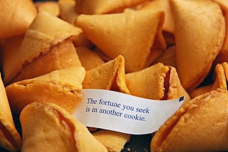 Предсказания для печенья. Китайские печенья с предсказаниями. Печеньки с предсказаниями. Счастливые печеньки. Fortune cookies