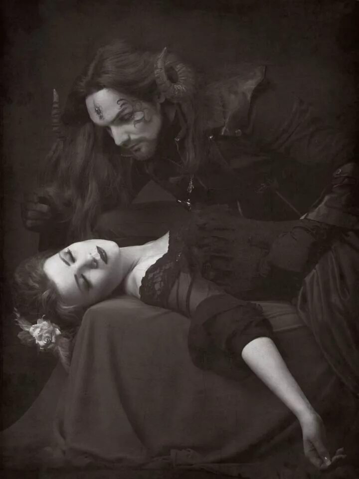 Сумрачная любовь. Готика страсть. Вампир обнимает девушку.