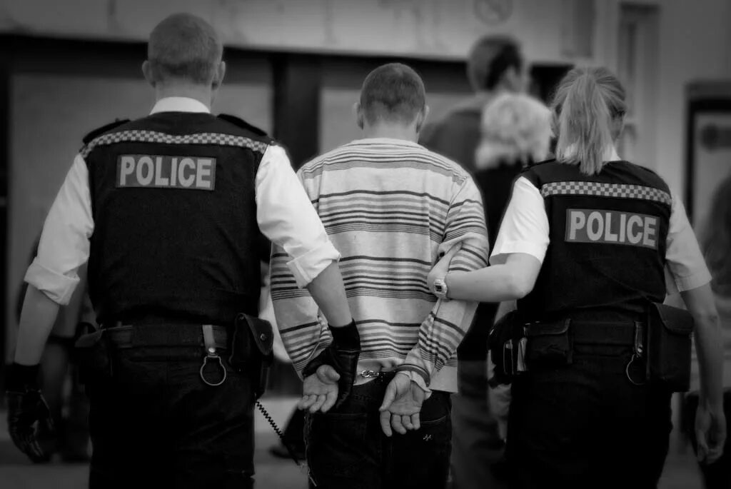 Задержание преступника сша. Штраф в америке. Arrested stealing. Сонник полиция задержала. Arrested stealing.