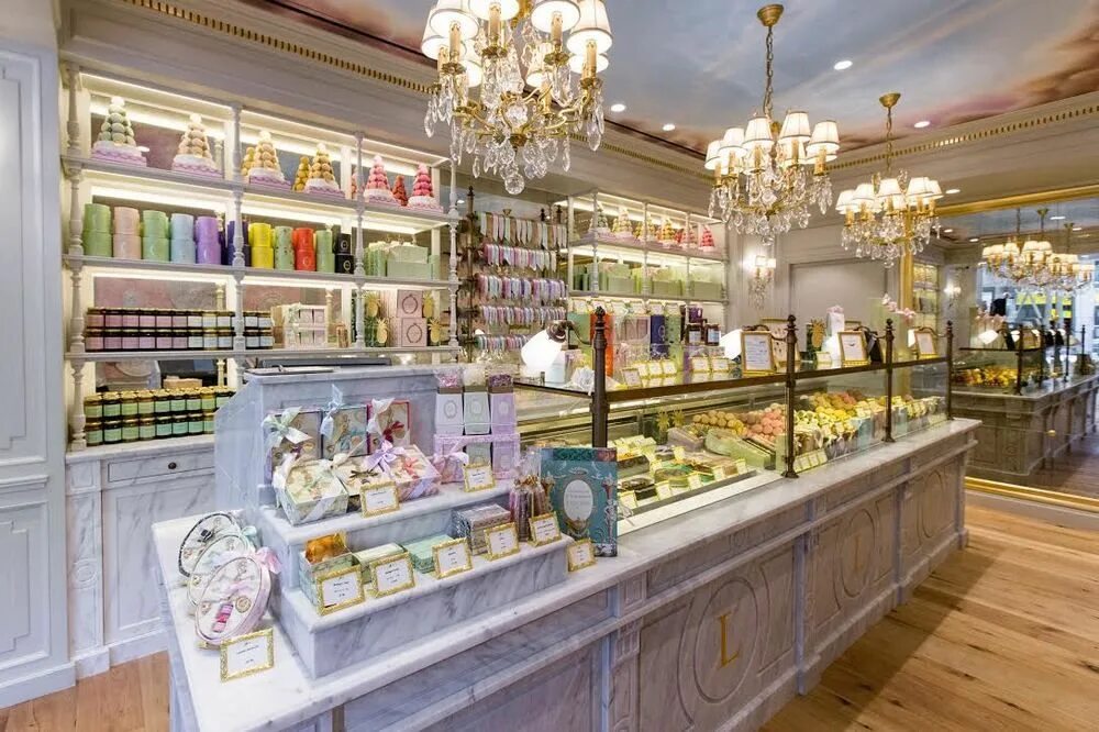 Laduree малая бронная. Laduree paris кондитерская. Ресторан ladurée à-la russe москва. La dure. Laduree на никольской.