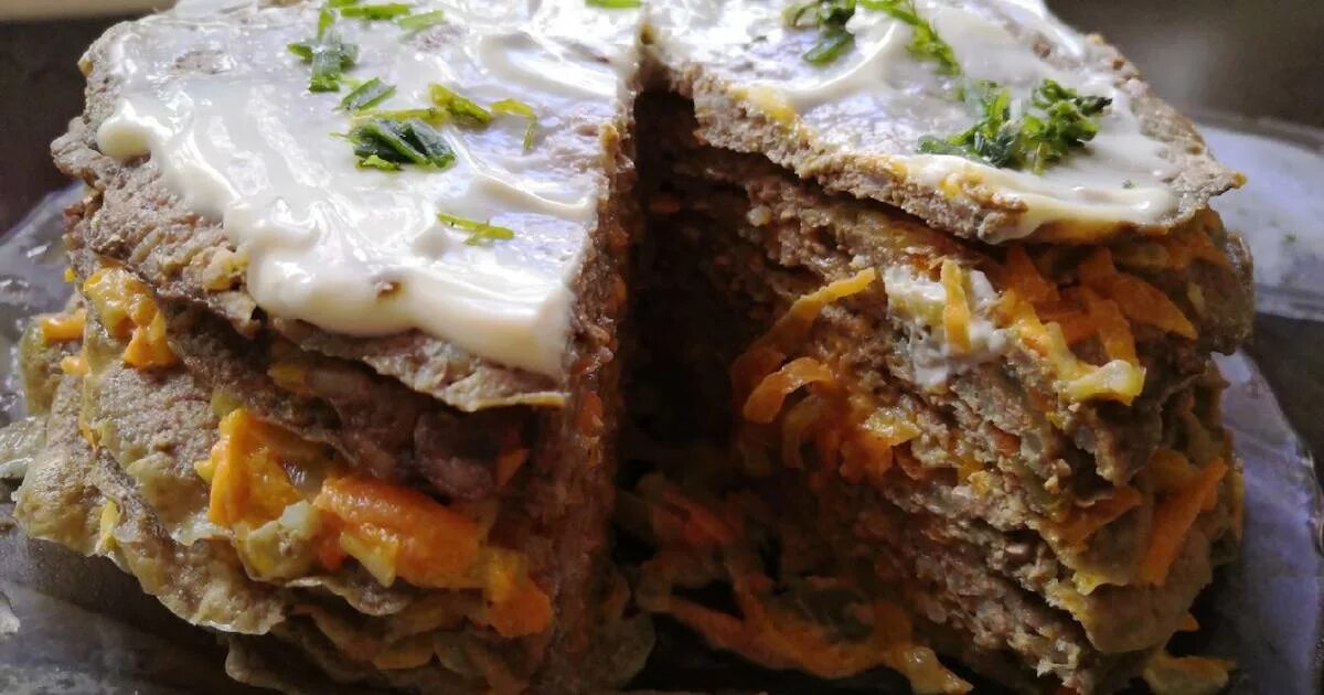 Торт из печени пп. Печёночный тортик с рисом. печеночный пирог с рисом. торт печеночный с рисом с омлетом. печень тортик с рисом.