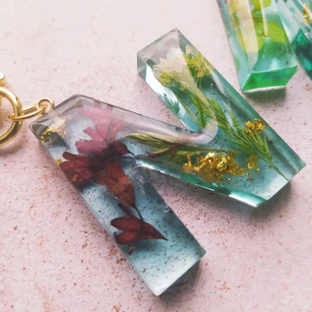 эпоксидные брелки. эпоксидные брелки. кулоны из эпоксидки. брелок из эпоксидки. изделия из эпоксидной смолы брелки.