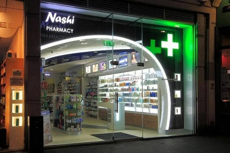 Зеленый свет аптека. Аптека фасад. Подсветка витрин в аптеке. Наружные витрины аптеки. Современная аптека.