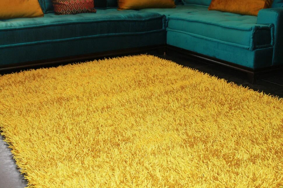 Ковер горчичного цвета. Ковры в желто серых тонах. Оранжевый ковер в интерьере. Икеа ковер шегги. Ковер шегги желтый.